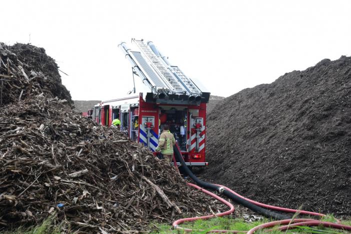 Rook van brand in hooiberg trekt over Rijksweg A29