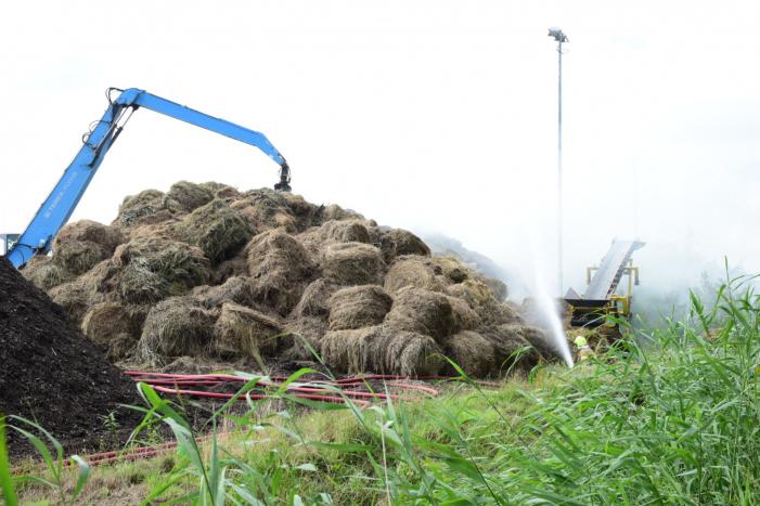Rook van brand in hooiberg trekt over Rijksweg A29