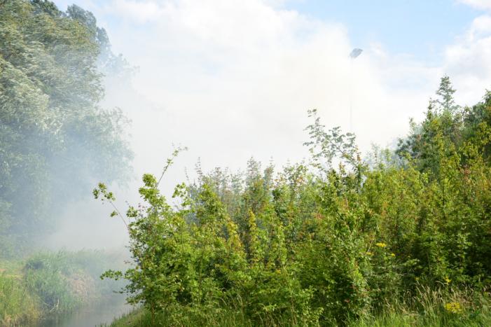 Rook van brand in hooiberg trekt over Rijksweg A29