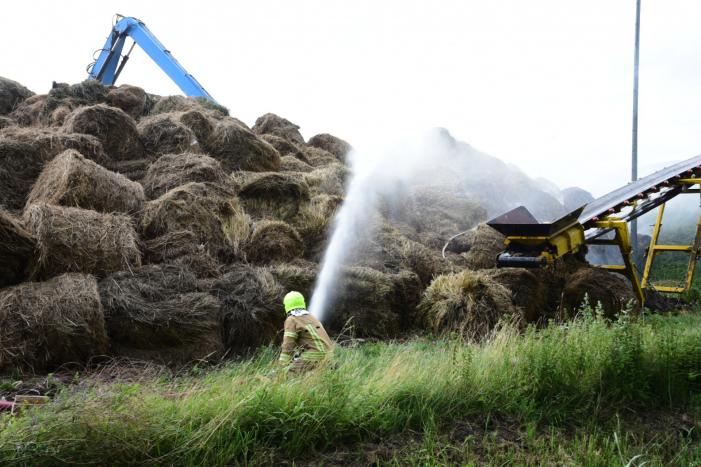 Rook van brand in hooiberg trekt over Rijksweg A29