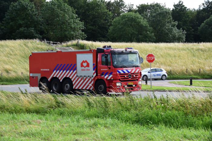 Rook van brand in hooiberg trekt over Rijksweg A29