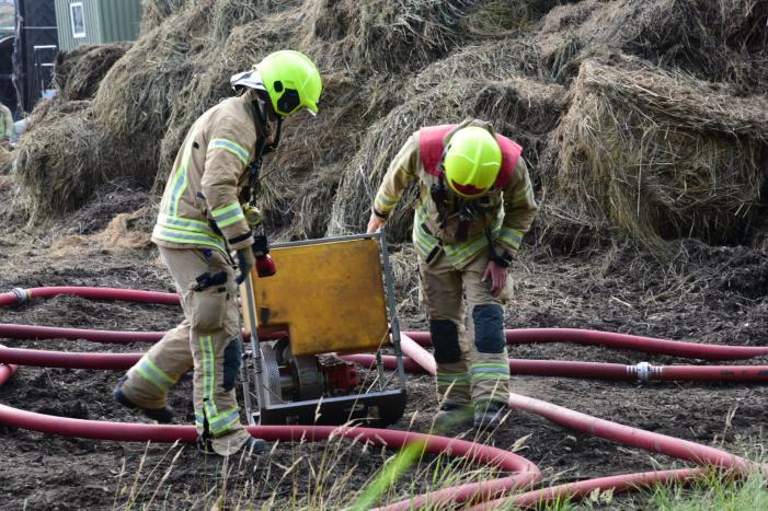 Rook van brand in hooiberg trekt over Rijksweg A29