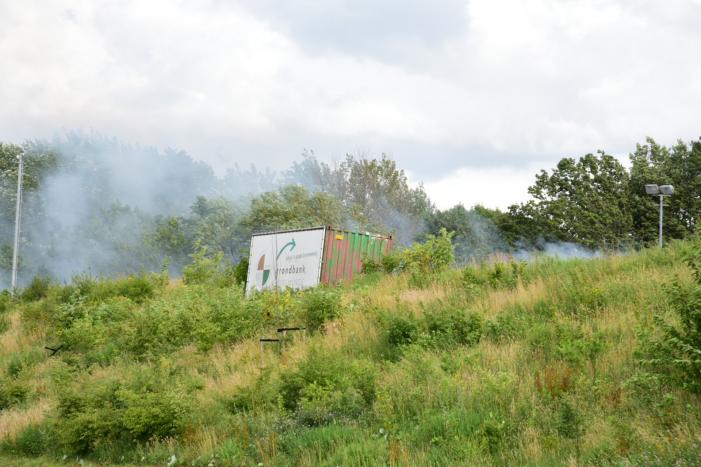 Rook van brand in hooiberg trekt over Rijksweg A29