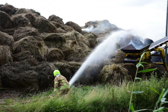 Rook van brand in hooiberg trekt over Rijksweg A29