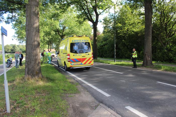 Motorrijder schrikt van auto en gaat onderuit