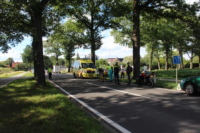 Motorrijder schrikt van auto en gaat onderuit