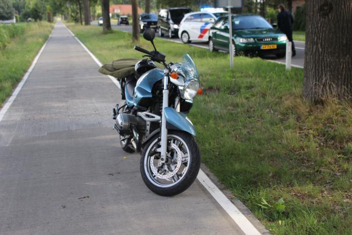 Motorrijder schrikt van auto en gaat onderuit
