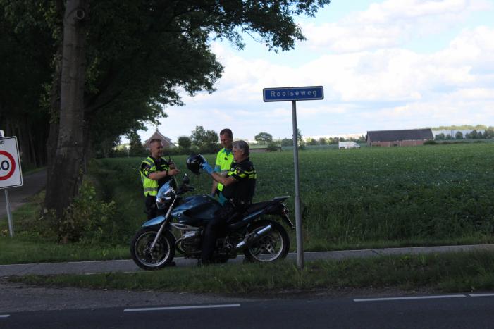 Motorrijder schrikt van auto en gaat onderuit