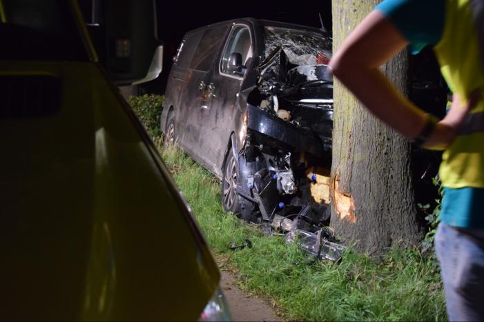 Gewonde en flinke schade bij eenzijdige botsing