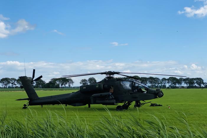 Apache-helikopter maakt voorzorgslanding