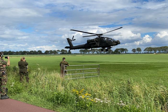 Apache-helikopter maakt voorzorgslanding