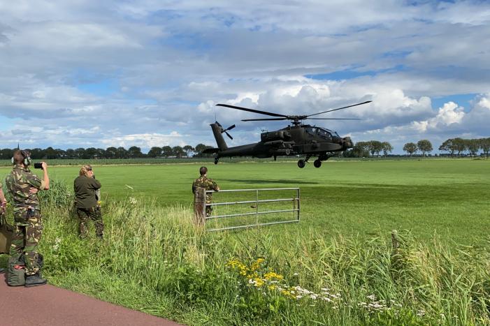 Apache-helikopter maakt voorzorgslanding