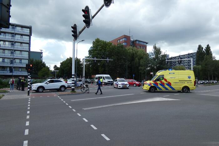 Overstekende fietser aangereden door auto