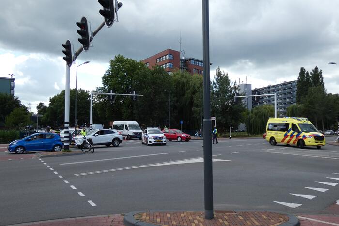 Overstekende fietser aangereden door auto