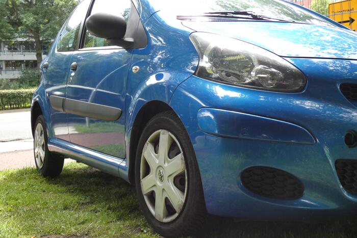 Overstekende fietser aangereden door auto