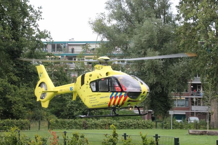 Persoon valt van hoogte, traumahelikopter landt in Morsdistrict