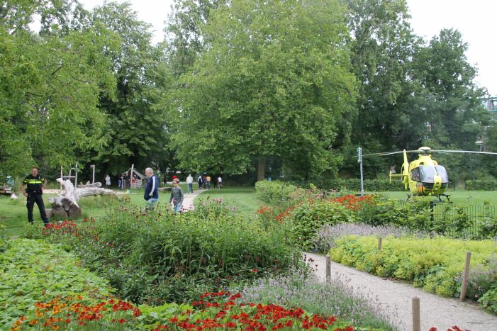 Persoon valt van hoogte, traumahelikopter landt in Morsdistrict