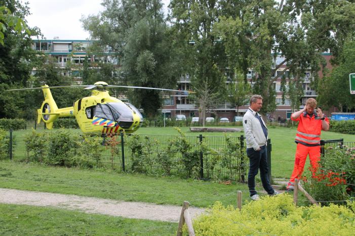 Persoon valt van hoogte, traumahelikopter landt in Morsdistrict