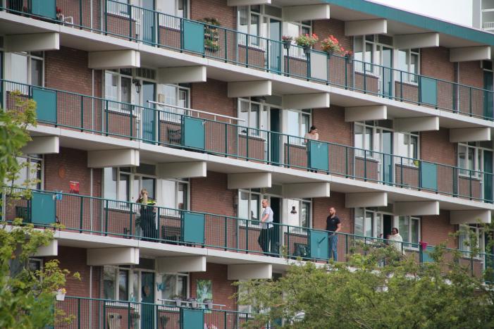 Persoon valt van hoogte, traumahelikopter landt in Morsdistrict