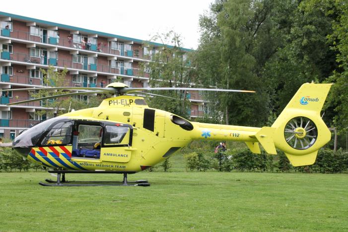 Persoon valt van hoogte, traumahelikopter landt in Morsdistrict