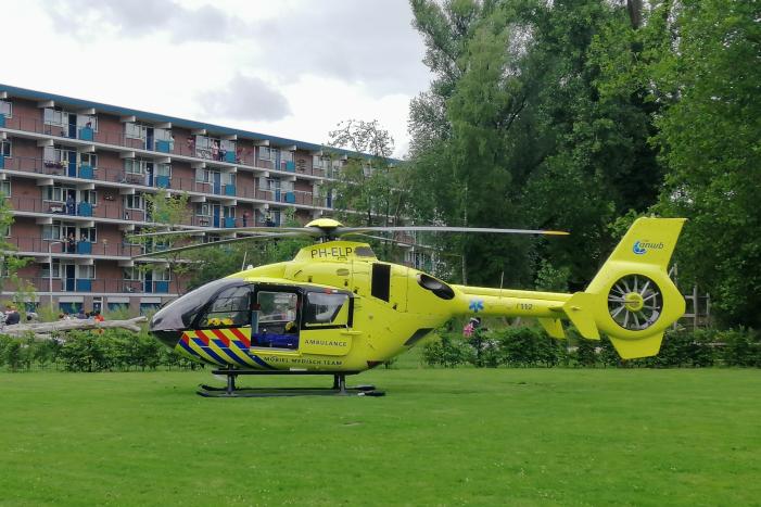 Persoon valt van hoogte, traumahelikopter landt in Morsdistrict