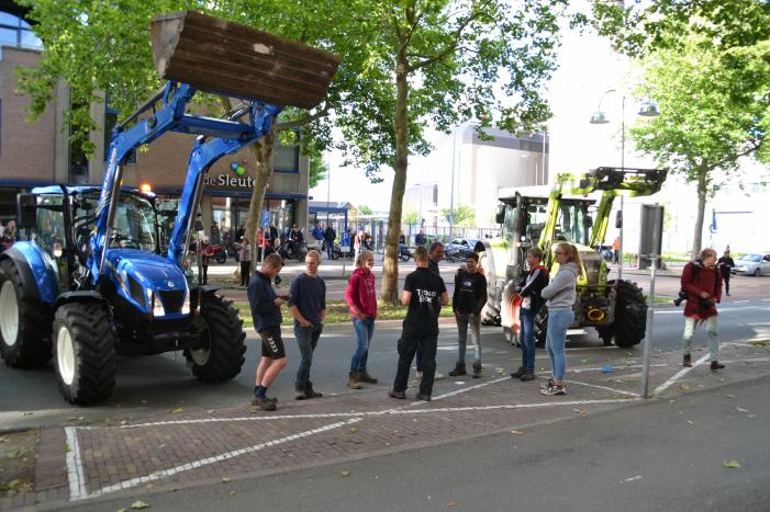 Boeren komen in actie met trekkers in het centrum
