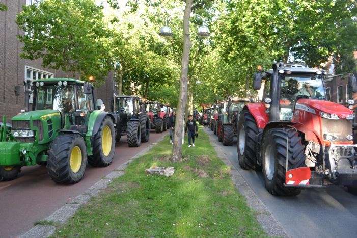 Boeren komen in actie met trekkers in het centrum