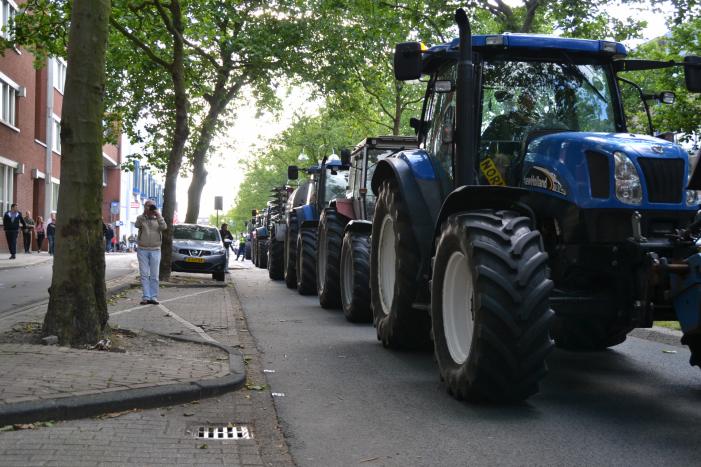 Boeren komen in actie met trekkers in het centrum