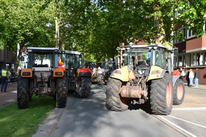 Boeren komen in actie met trekkers in het centrum