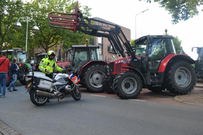 Boeren komen in actie met trekkers in het centrum