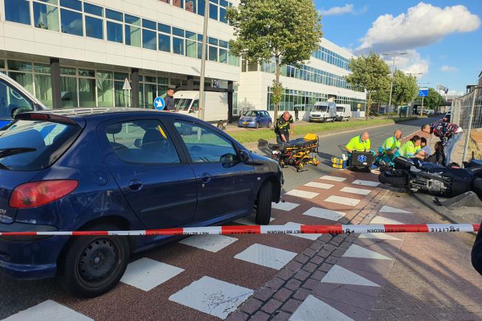 Motorrijder en passagier gewond na aanrijding