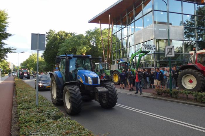 Tientallen boeren doen aangifte bij politiebureau