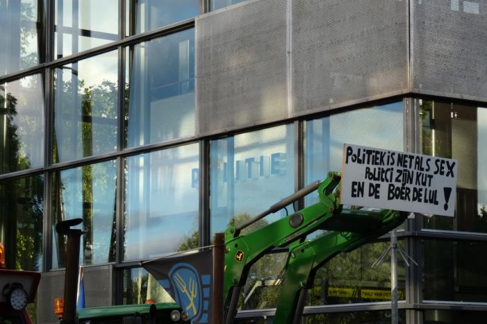 Tientallen boeren doen aangifte bij politiebureau