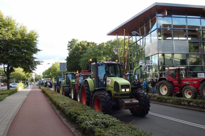 Tientallen boeren doen aangifte bij politiebureau