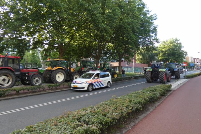 Tientallen boeren doen aangifte bij politiebureau