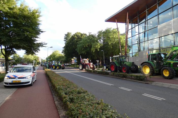 Tientallen boeren doen aangifte bij politiebureau