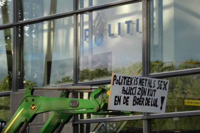 Tientallen boeren doen aangifte bij politiebureau