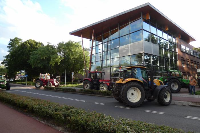 Tientallen boeren doen aangifte bij politiebureau