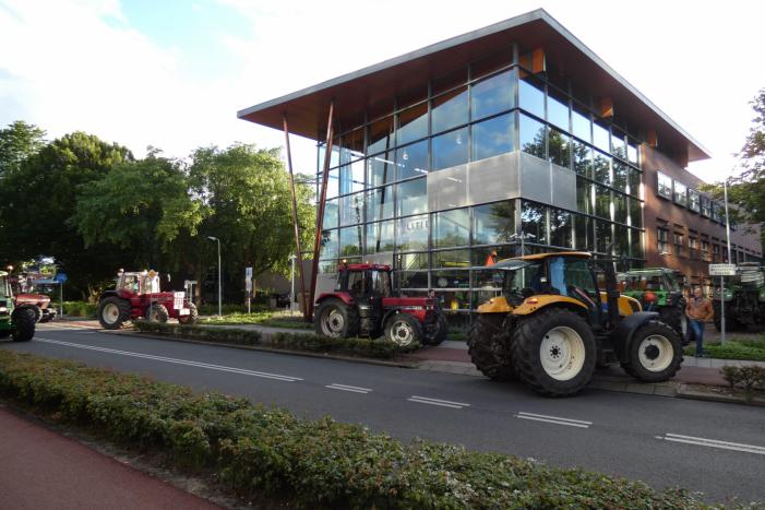 Tientallen boeren doen aangifte bij politiebureau