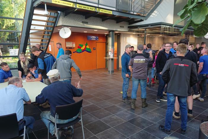 Tientallen boeren doen aangifte bij politiebureau