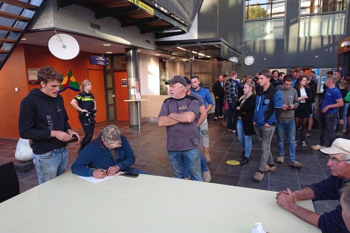 Tientallen boeren doen aangifte bij politiebureau