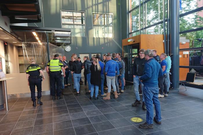 Tientallen boeren doen aangifte bij politiebureau