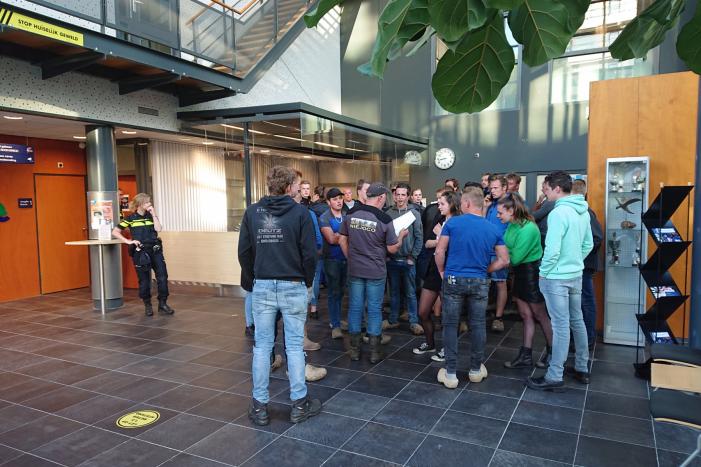 Tientallen boeren doen aangifte bij politiebureau