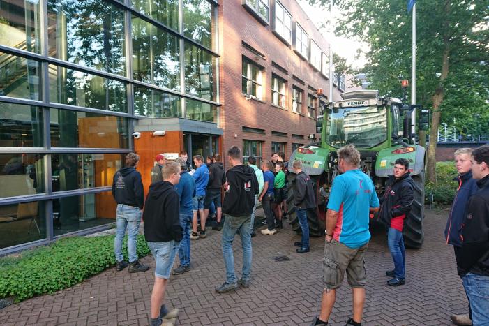 Tientallen boeren doen aangifte bij politiebureau