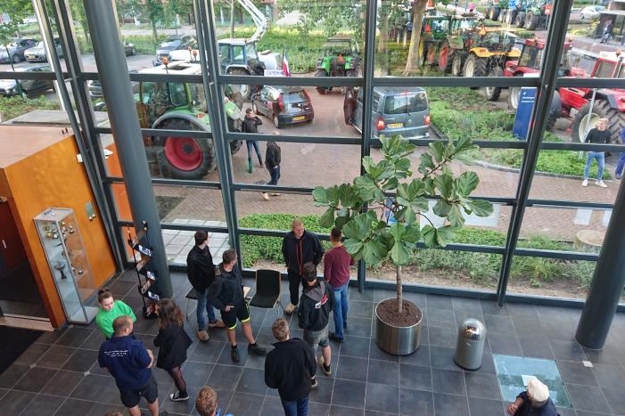 Tientallen boeren doen aangifte bij politiebureau