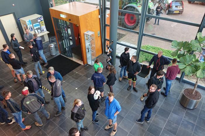 Tientallen boeren doen aangifte bij politiebureau