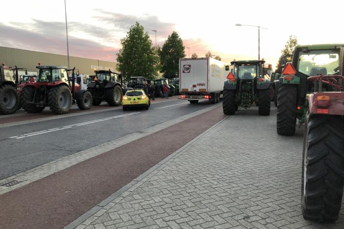 Boeren blokkeren doorgang naar groot distributiecentrum