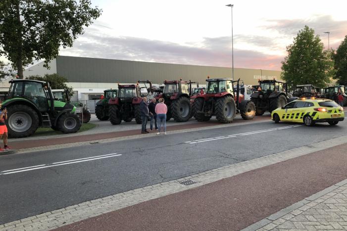 Boeren blokkeren doorgang naar groot distributiecentrum