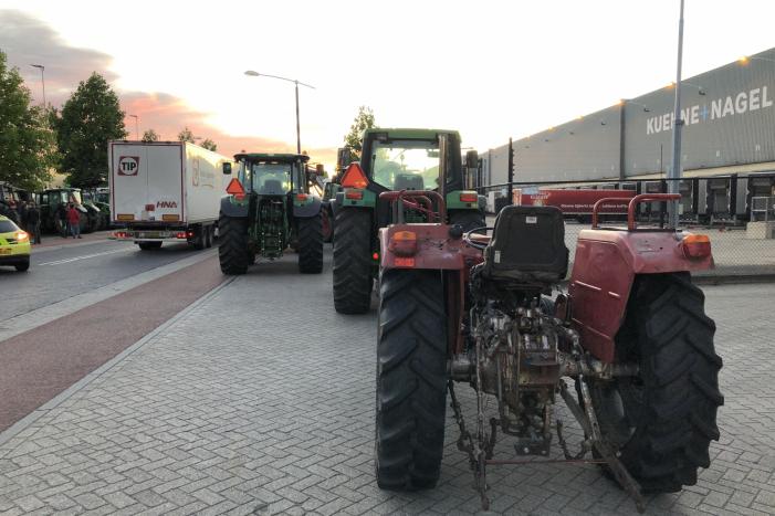 Boeren blokkeren doorgang naar groot distributiecentrum