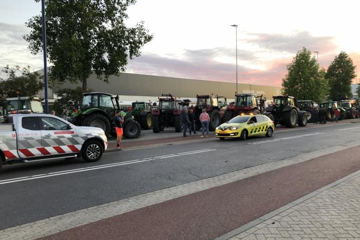 Boeren blokkeren doorgang naar groot distributiecentrum